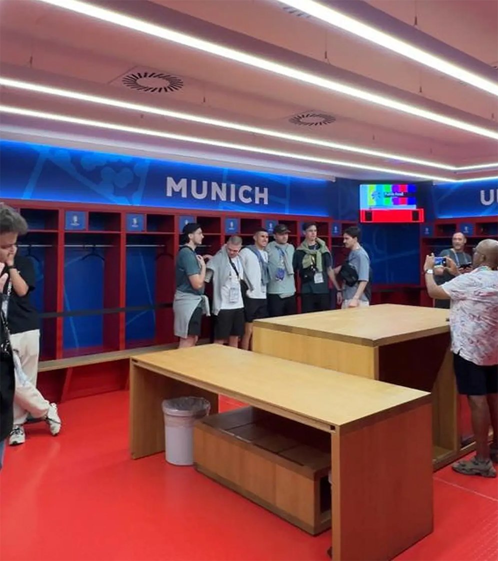 Peserta tur stadion di Fussball Arena Munchen berfoto bersama di ruang ganti tim kandang yang biasa digunakan oleh Bayern Munchen. (c) KLY/Benediktus Gerendo P