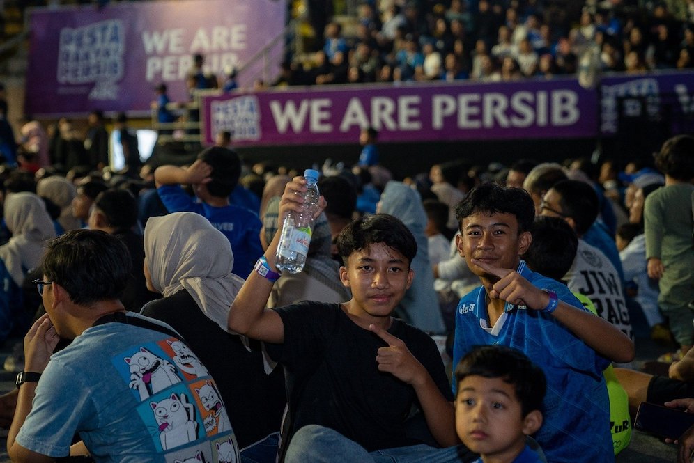 Suporter Persib Bandung memegang satu botol Le Minerale. (c) Istimewa