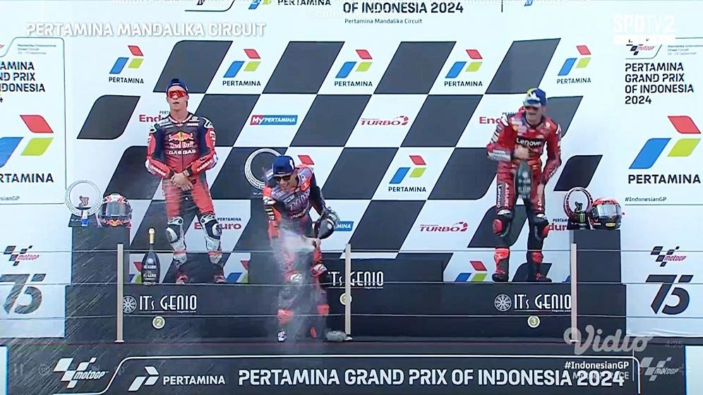 Pedro Acosta (kiri) tak menyemprotkan Prosecco di podium MotoGP Mandalika 2024. (c) Dorna Sports/MotoGP/Vidio