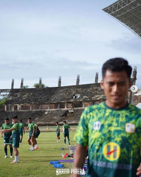 Pemain Barito Putera berlatih di Stadion Utama Sumbar (c) Ofisial Instagram Barito Putera/@psbaritoputeraofficial
