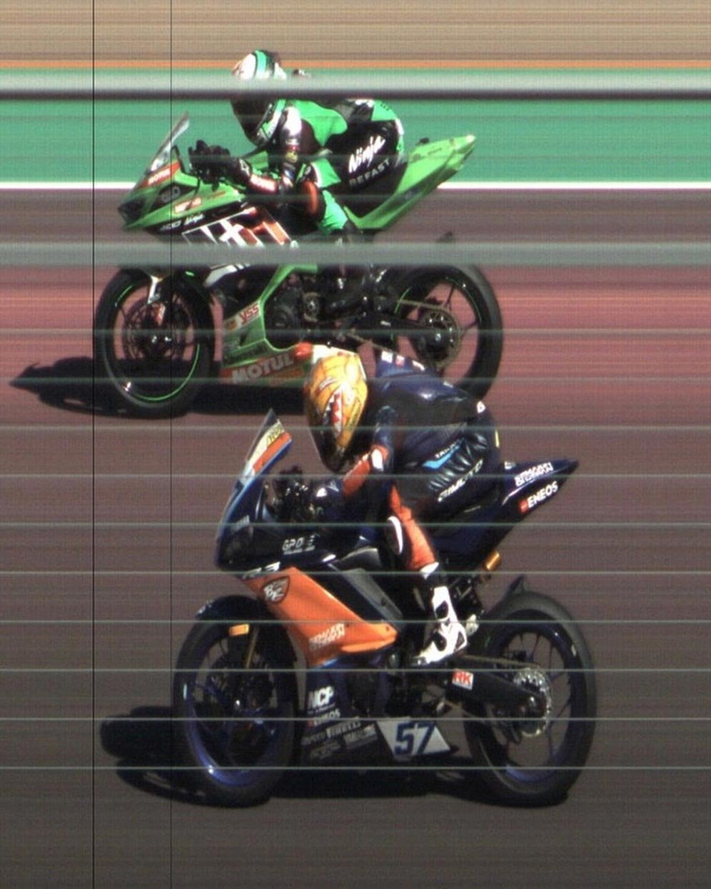 Foto finis Mirko Gennai dan Aldi Satya Mahendra di Race 2 WorldSSP300 Aragon 2024. (c) Dorna Sports/WorldSBK