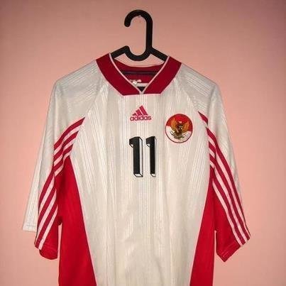 Jersey Timnas Indonesia di tahun 1998. (c) Merdeka.com/X (addogerardo)