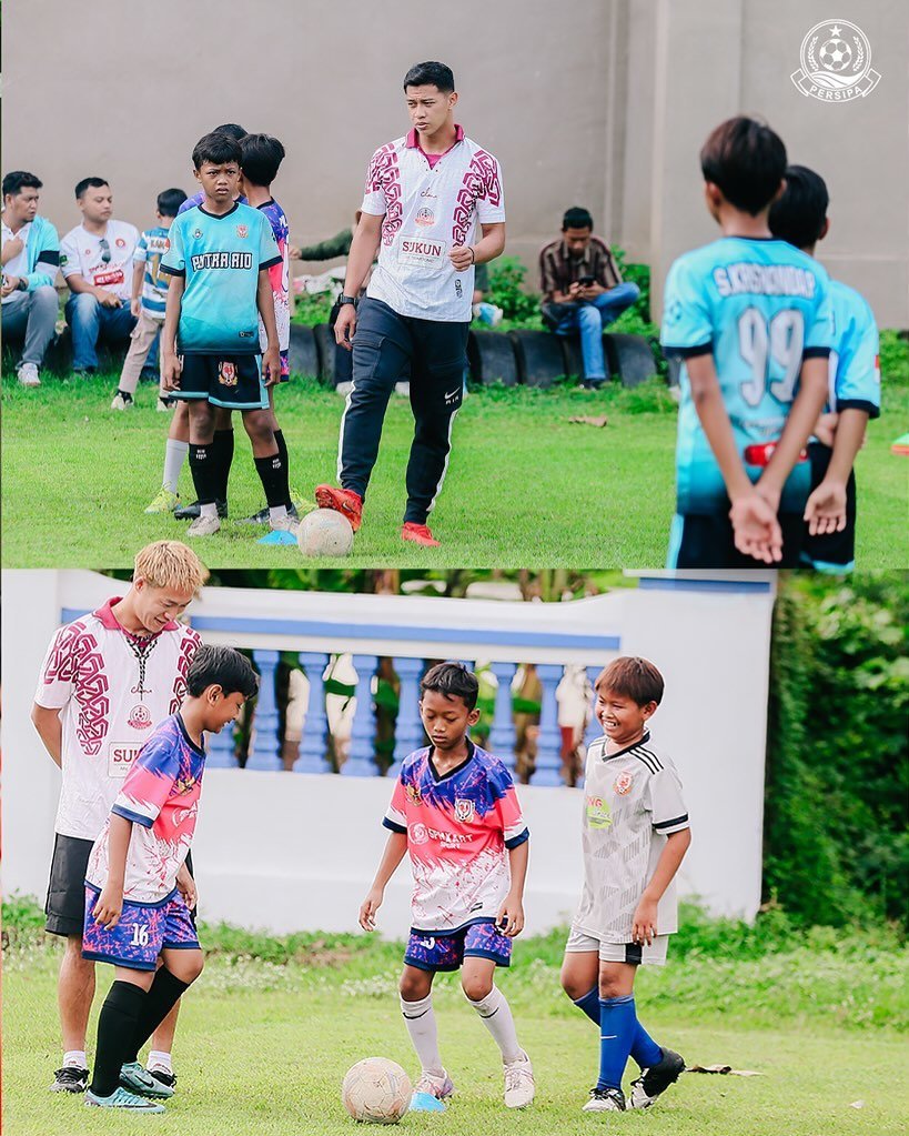 Dua pemain Persipa Pati melakukan coaching clinic sebagai bagian dari program Pegadaian Peduli pada Pegadaian Liga 2 2024-2025. (c) dok.Liga2Match