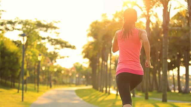 Seorang perempuan sedang jogging. (c) Izf/depositphotos.com