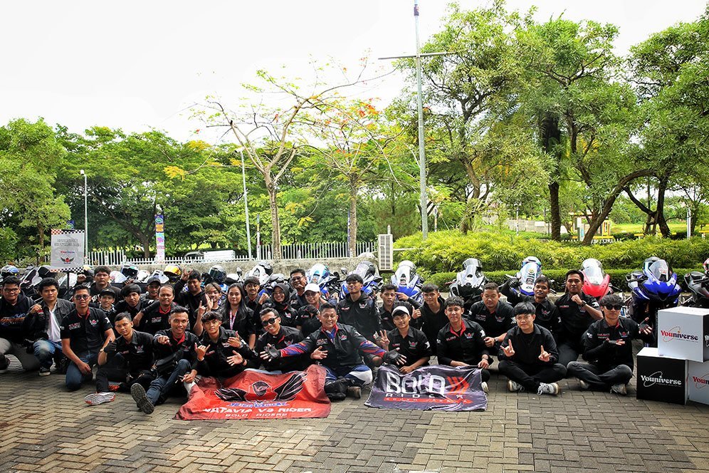 Komunitas Batavia B3 Riders (BVR) Jakarta berfoto bersama setelah melalukan sunmori menuju lokasi event di ICE BSD, Tangerang. (c) dok.KLY