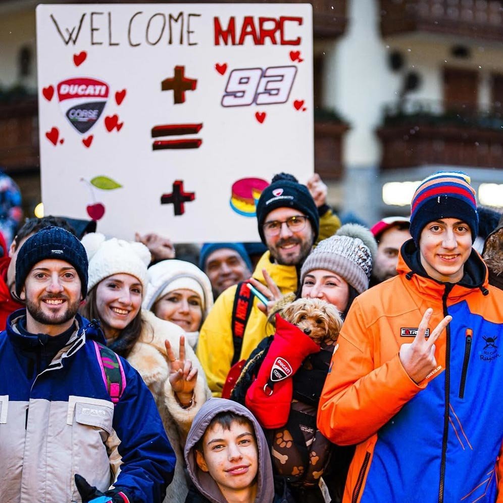 Ducatisti menyambut Marc Marquez di Madonna di Campiglio, Italia, Senin (20/1/2025). (c) Ducati Corse