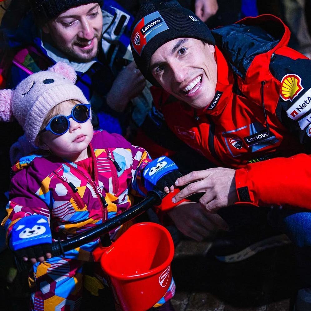 Marc Marquez dan Ducatisti di Madonna di Campiglio, Italia, Senin (20/1/2025). (c) Ducati Corse