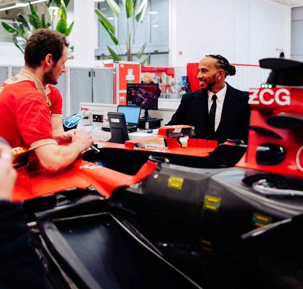 Lewis Hamilton saat mengunjungi markas Scuderia Ferrari di Maranello, Italia, Senin (20/1/2025). (c) Ferrari Media Centre