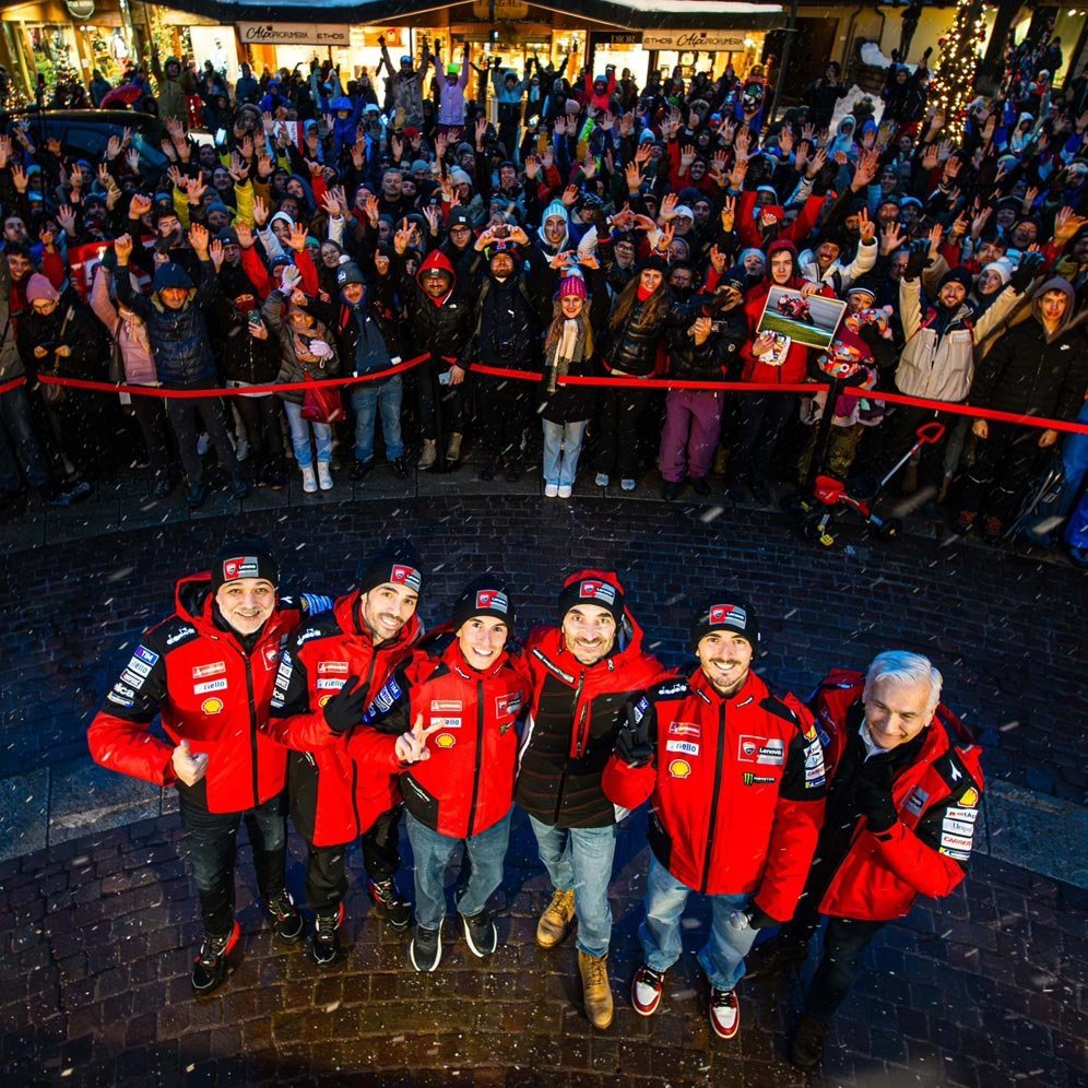 Skuad Ducati Lenovo Team dan Ducatisti di Madonna di Campiglio, Italia, Senin (20/1/2025). (c) Ducati Corse