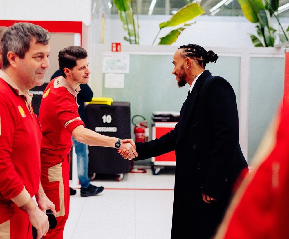 Lewis Hamilton saat mengunjungi markas Scuderia Ferrari di Maranello, Italia, Senin (20/1/2025). (c) Ferrari Media Centre