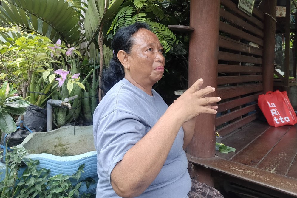Ibu Endang, salah satu generasi pertama yang berjualan di Pasar Bunga Bratang, Surabaya. (c) Bola.net/Afdholud Dzikry