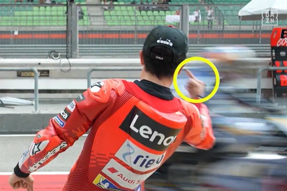 Marc Marquez mengacungkan jari tengah kepada Alex Marquez usai tes pramusim MotoGP Sepang 2025. (c) DAZN Espana