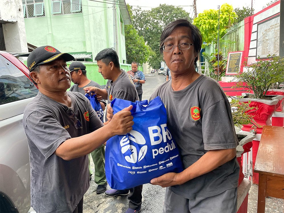 BRI Group Berbagi Bahagia, Ribuan Paket Sembako Disalurkan di Kota Malang. (c) dok.BRI Malang
