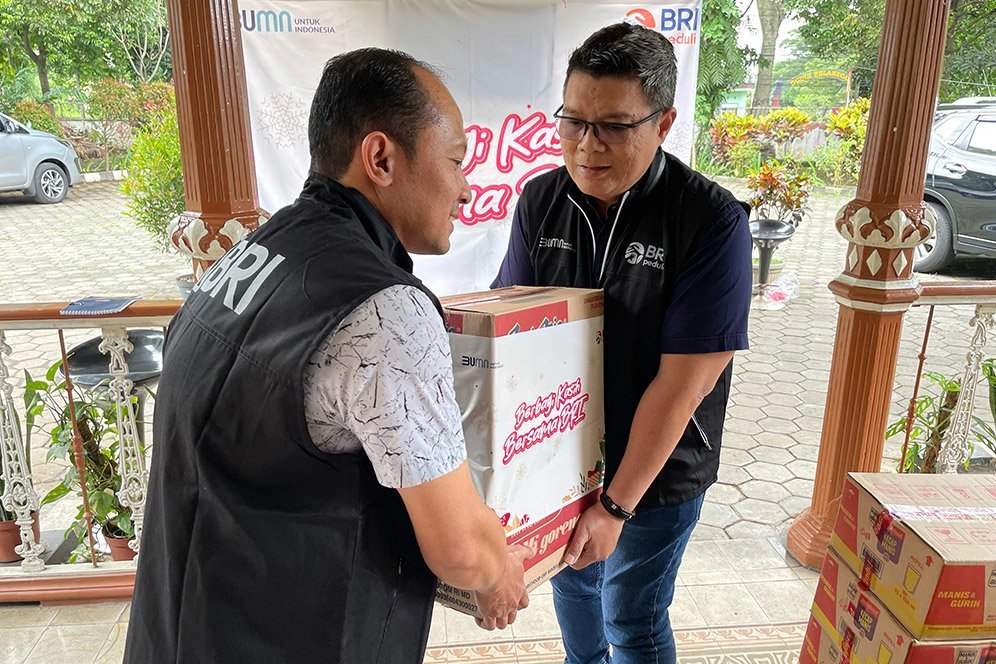 Perwakilan Persekutuan Karyawan Kristiani memberikan bantuan kepada Bala Keselamatan Elim (c) dok. BRI Malang