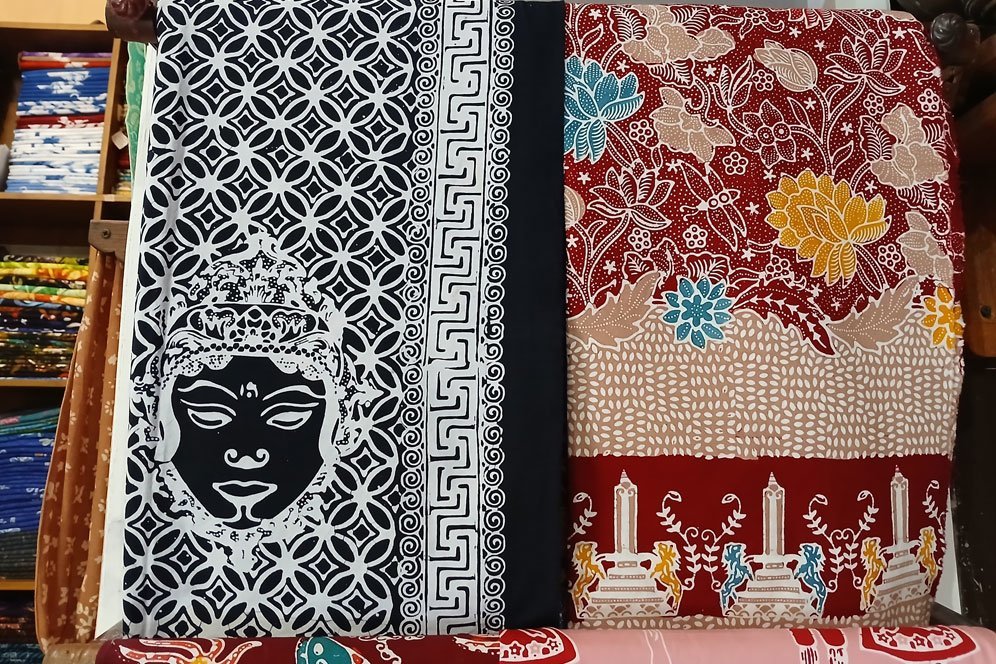 Batik dengan motif Dewi Sekartaji (kiri) yang terdapat di Soendari Batik and Art (c) Asad Arifin