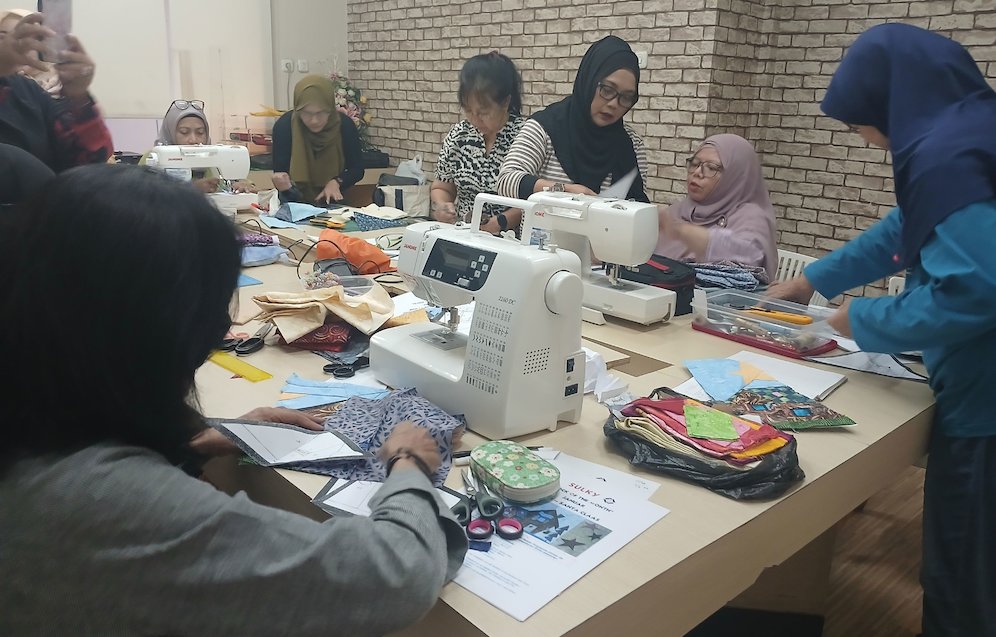 Komunitas Mapa Quilts saat beraktivitas di Rumah Kreatif BUMN Kota Malang (c) Asad Arifin