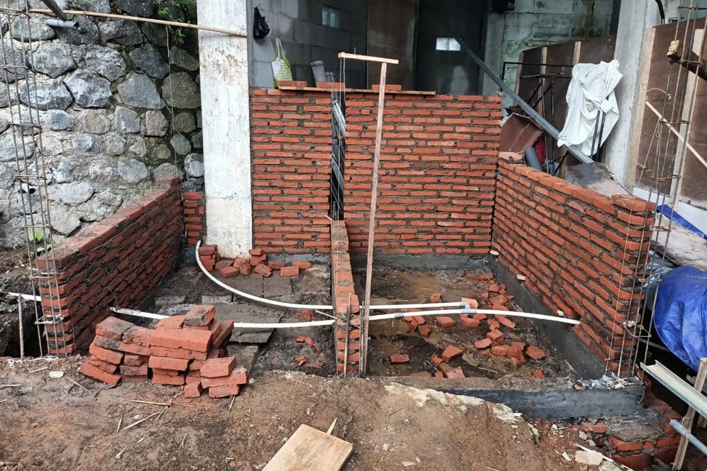 Perbaikan tempat wudhu di Masjid Al Fatih. (c) dok. BRI Malang