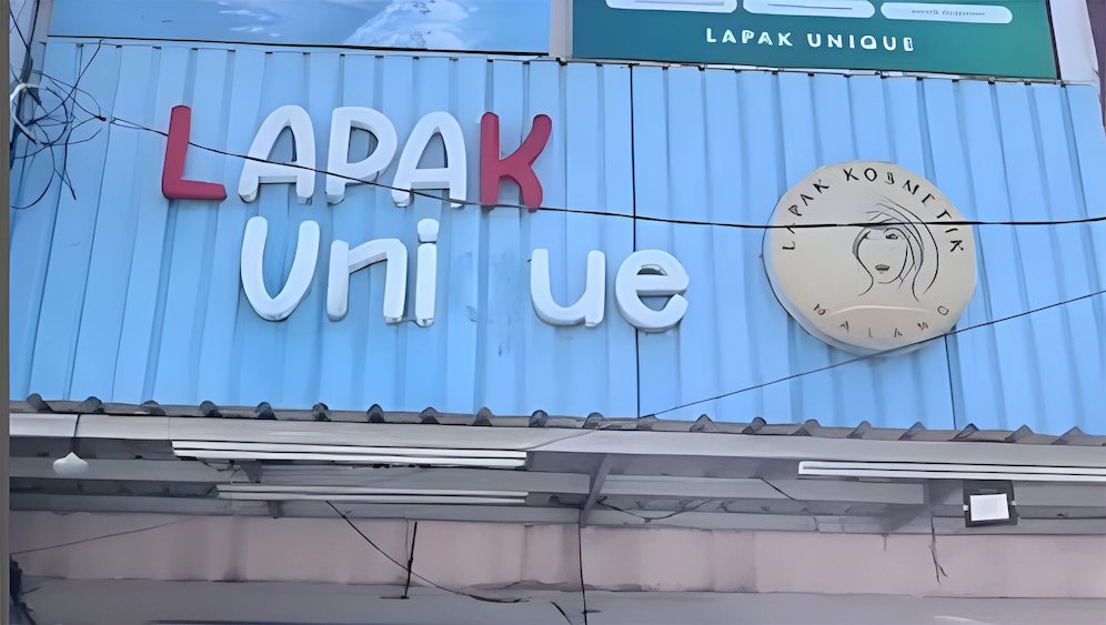 Lapak Unique Kosmetik kini memiliki 6 cabang di Malang dan menyerap banyak tenaga kerja dari warga sekitar toko. (c) Afdholud Dzikry