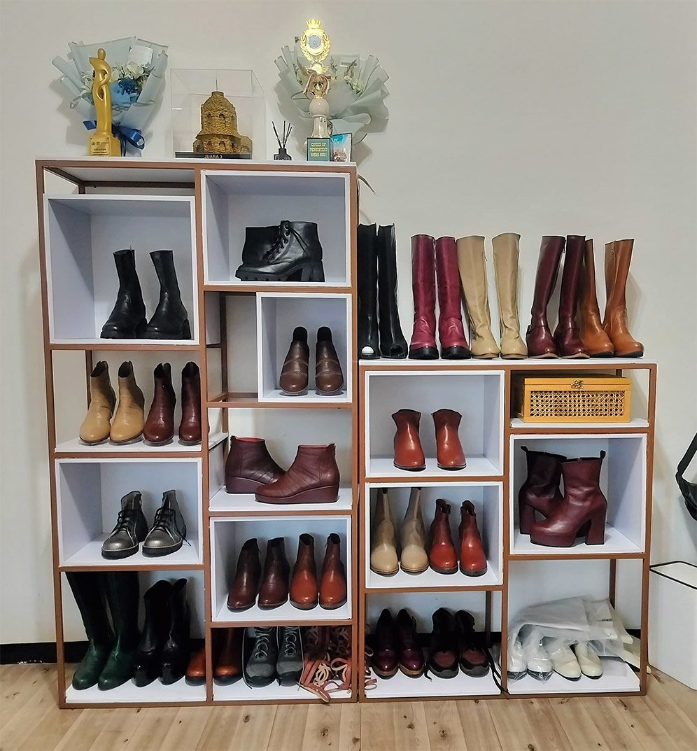 Deretan produk-produk berkualitas dari Artalouwee dipajang di galeri di Jalan Dermo 91, Mulyoagung, Malang. (c) Bola.net/Afdholud Dzikry