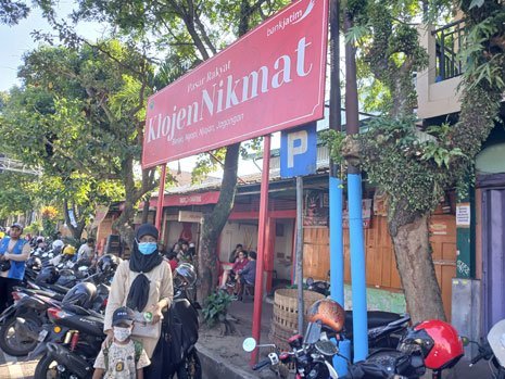 Wilda Fizriyani berada di depan Pasar Klojen guna menghadiri acara Festival Jajanan Pasar (c) Asad Arifin