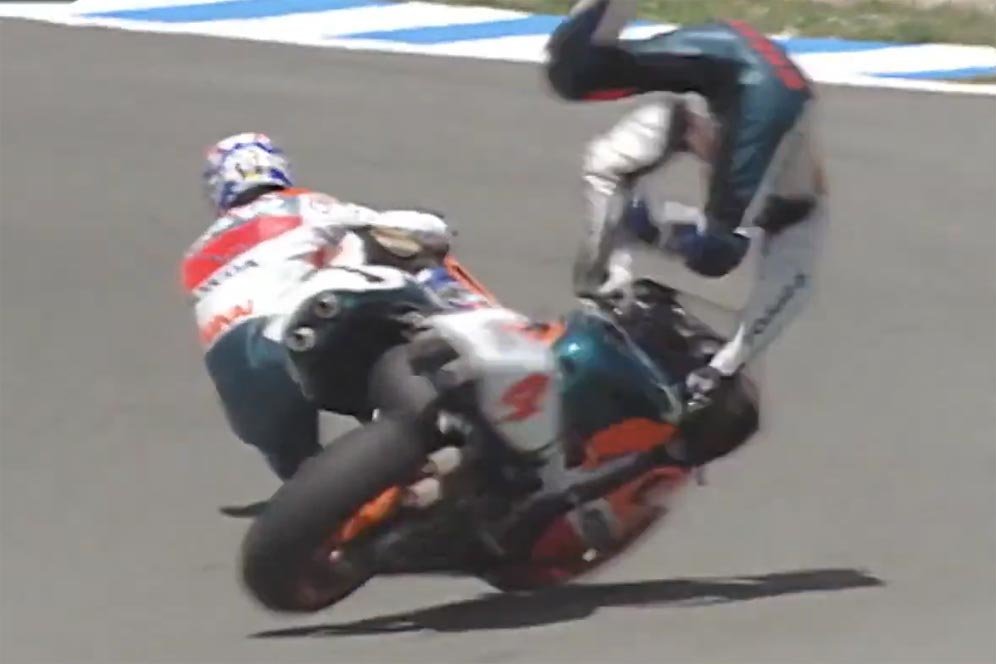 Alex Criville terjatuh saat bertarung dengan Mick Doohan di Tikungan 13 Sirkuit Jerez pada lap terakhir GP500 Spanyol 1996. (c) Dorna Sports/MotoGP