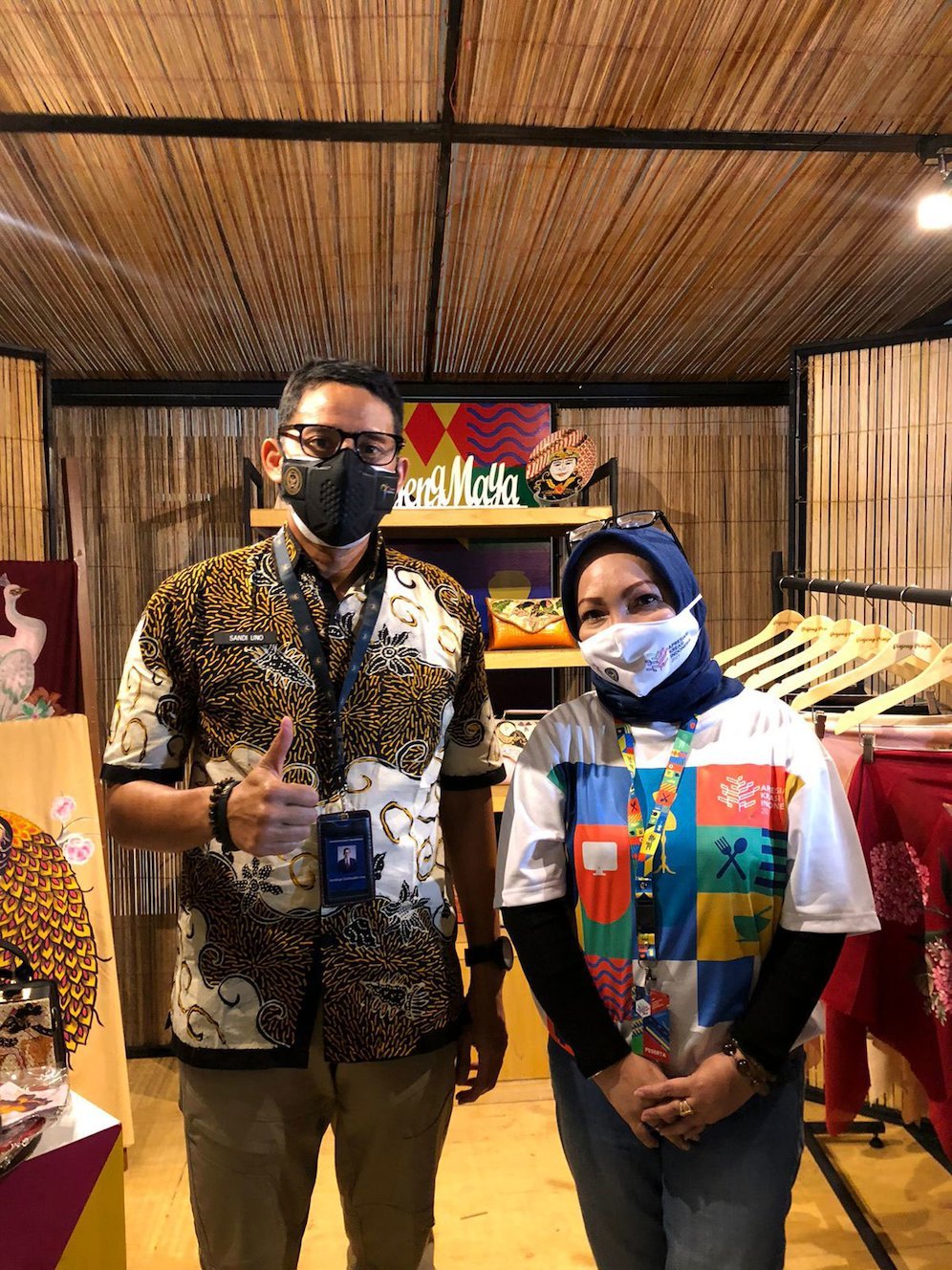 Maya Wima Linasti ketika bertemu Sandiaga Uno pada sebuah pameran UMKM (c) Dok. Maya Wima Linasti
