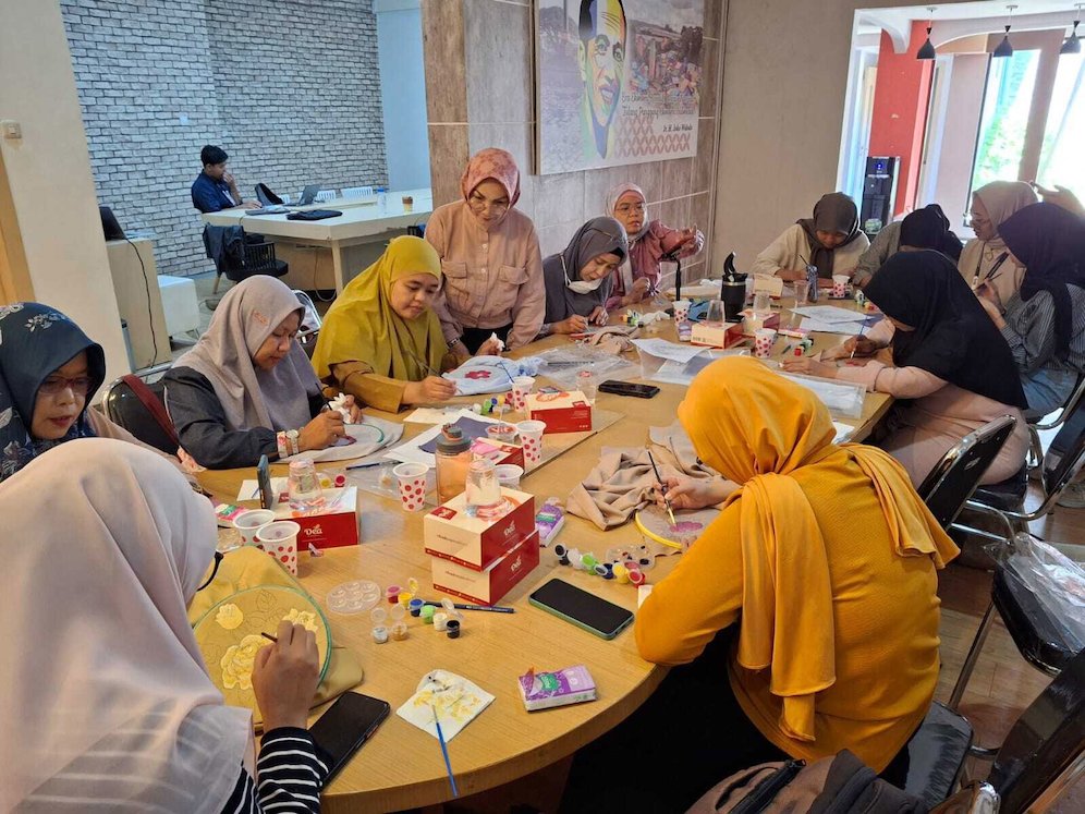 Maya Wima Linasti ketika memberi pelatihan melukis dengan media hijab di Rumah BUMN Kota Malang by BRI (c) Dok. Maya Wima Linasti