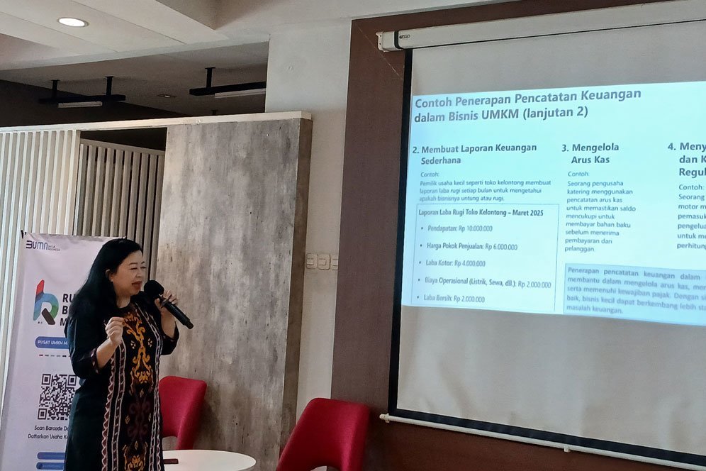 Dwi Ekasari Harmadji ketika memberi materi tentang Manajemen Keuangan untuk UMKM di Rumah BUMN Kota Malang by BRI (c) Asad Arifin