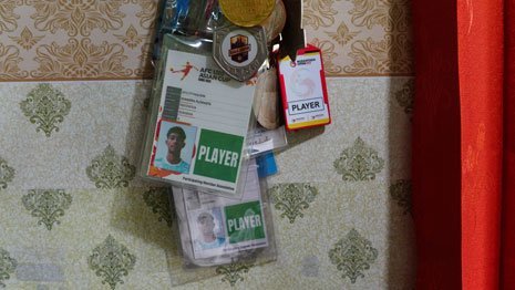 Medali dan kartu identitas Evandra Florasta (c) Adhib Mujaddid