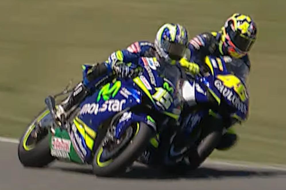 Valentino Rossi menyenggol Sete Gibernau di Tikungan 13 Sirkuit Jerez pada lap terakhir MotoGP Spanyol 2025. (c) Dorna Sports/MotoGP