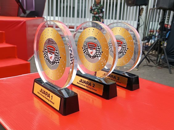 Trofi Honda Dream Cup 2025 seri Malang (c) Anindhya Danartikanya