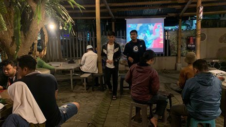 Suasana nonton bareng laga BRI Liga 1 antara Persija Jakarta dan Persebaya Surabaya di Kopi Ortu (c) Dok. Kopi Ortu