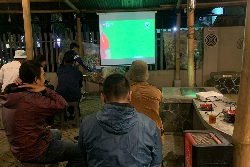 Suasana nonton bareng pertandingan BRI Liga 1 antara Persija Jakarta vs Persebaya Surabaya di Kopi Ortu Malang (c) Dok. Kopi Ortu