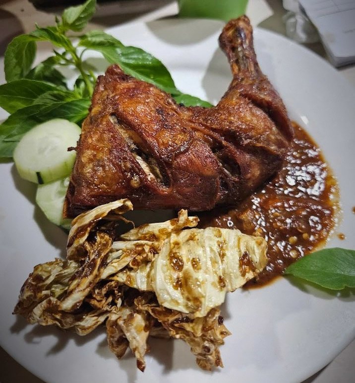 Potongan ayam goreng dan sambal terasi khas menjadi menu andalan di Lalapan Lamongan Akang Jainul. (c) Bolanet