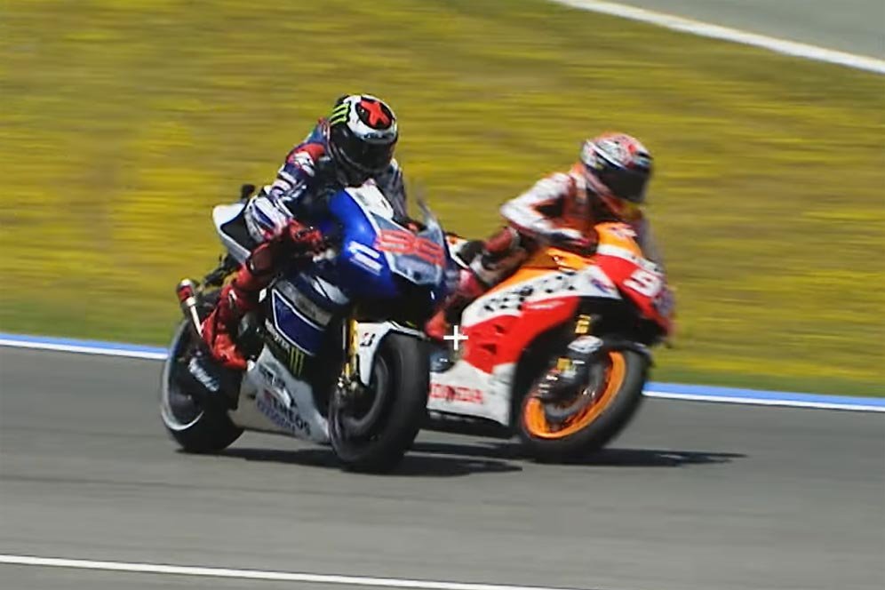 Marc Marquez menyenggol Jorge Lorenzo di Tikungan 13 Sirkuit Jerez pada lap terakhir MotoGP Spanyol 2013. (c) Dorna Sports/MotoGP