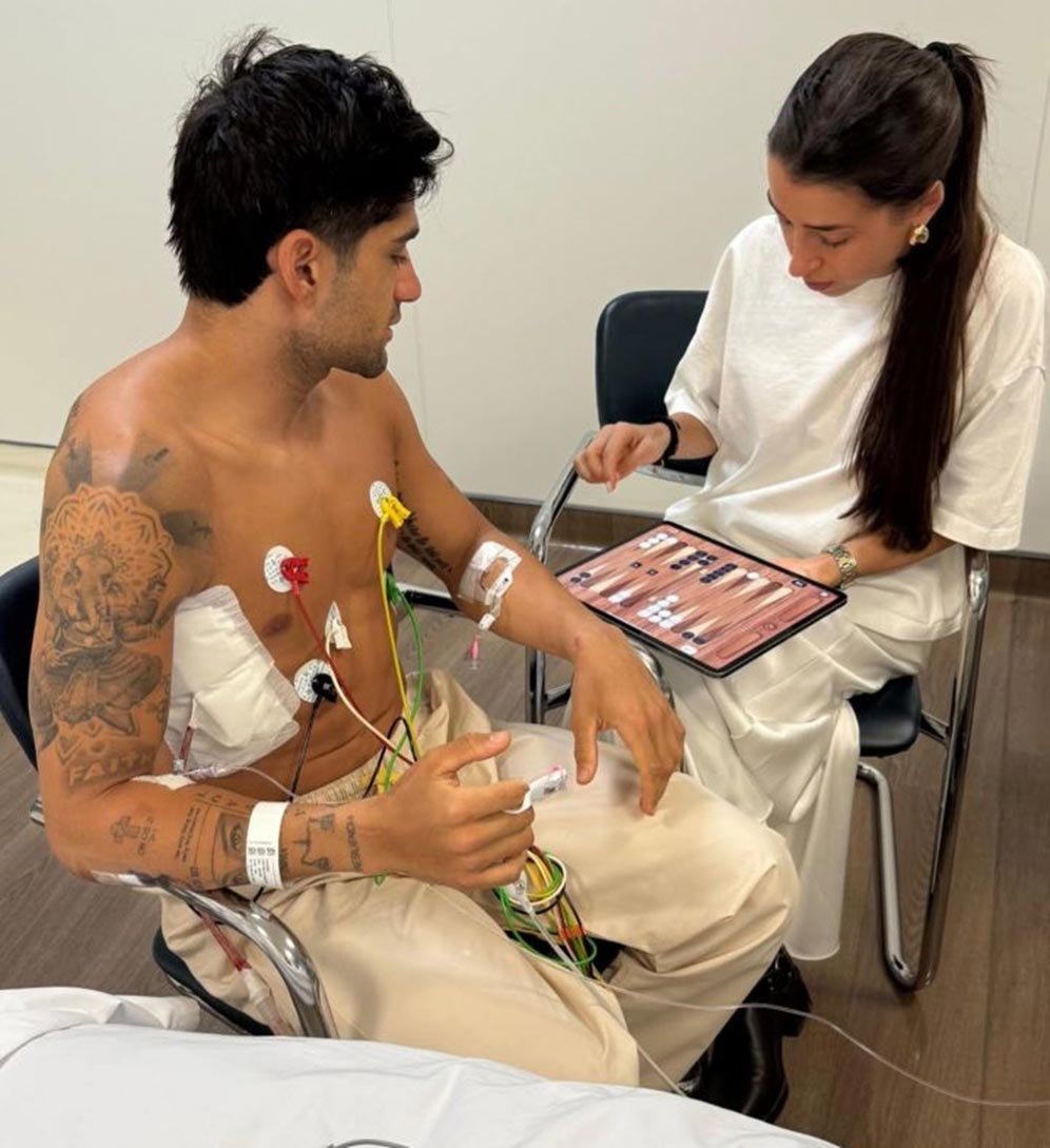 Jorge Martin didampingi sang kekasih, Maria Monfort, di Rumah Sakit Umum Hamad usai kecelakaan di MotoGP Qatar 2025. (c) Instagram/Mpor3
