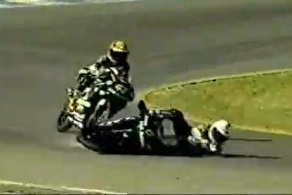 Jorge Lorenzo menabrak Joan Olive di Sirkuit Jerez, Spanyol, dalam balapan Copa Aprilia 1997. (c) Copa Aprilia