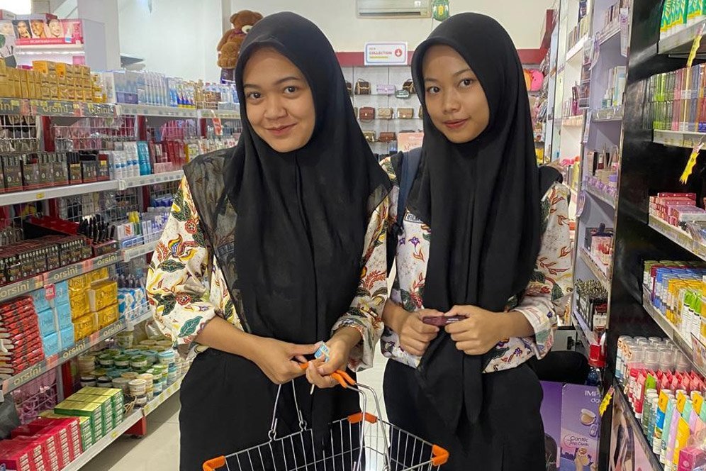 Para pelajar juga sering datang ke Lapak Unique Kosmetik untuk membeli produk kecantikan. (c) dok.Lapak Unique Kosmetik