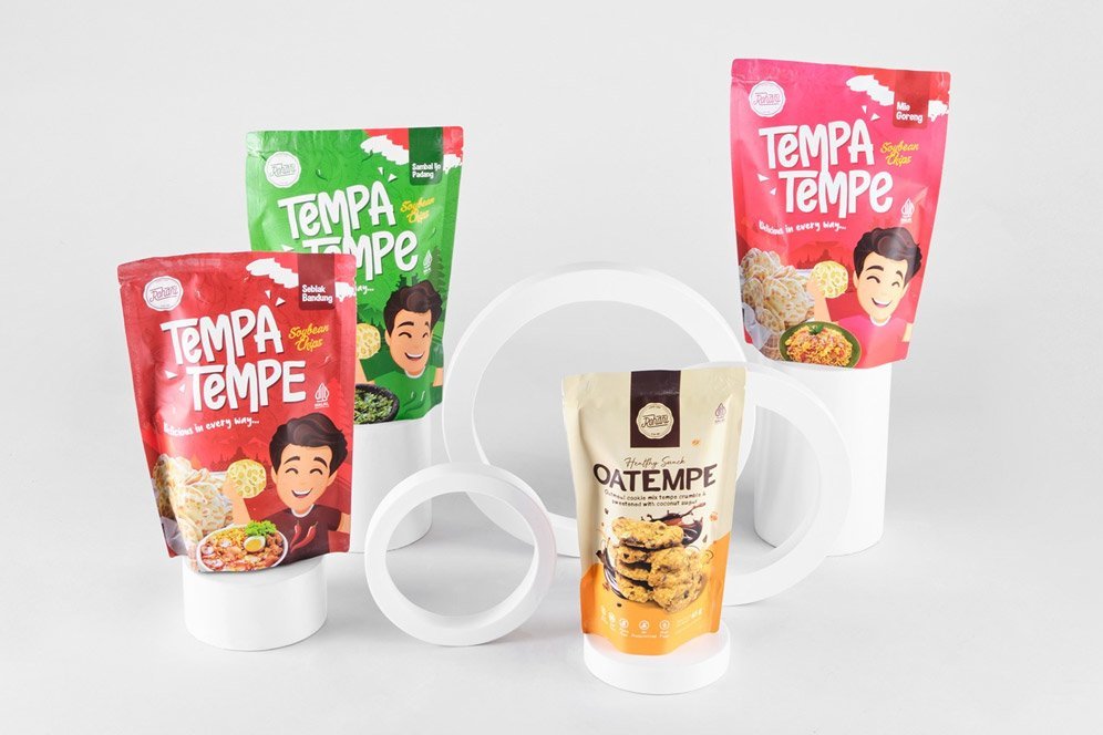 Produk-produk inovatif milik Keripik Tempe Rohani yang dipamerkan di BRI EXPO(RT) 2025. (c) dok.BRI
