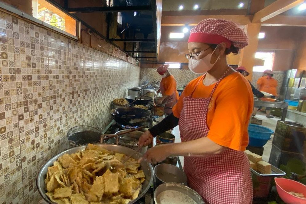 Proses pembuatan keripik tempe Rohani yang menjadi oleh-oleh khas Malang. (c) Bola.net/Afdholud Dzikry