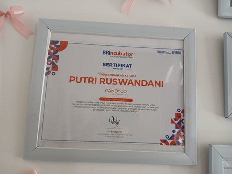 Piagam milik Putri Ruswandani saat menjadi juara BRIncubator 2024 (c) Asad Arifin