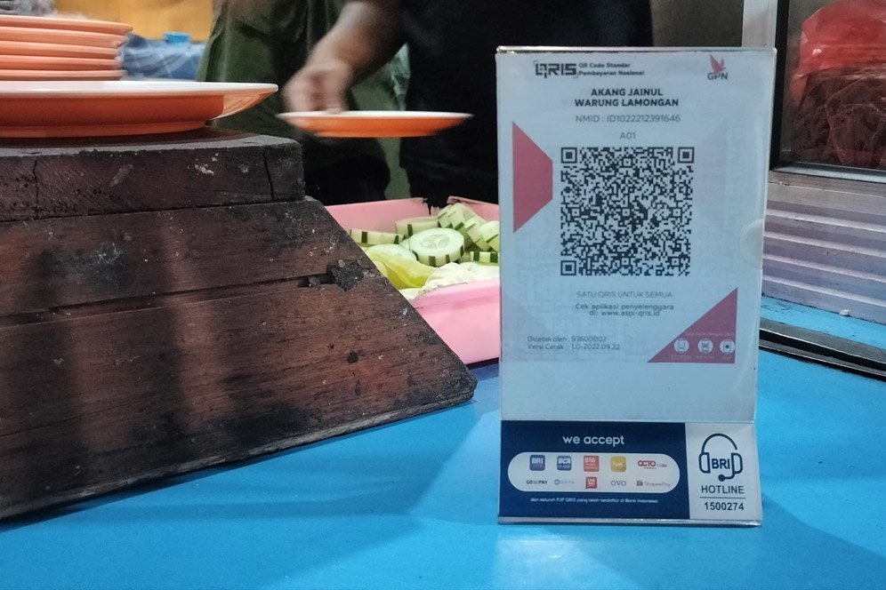 Berkat adanya QRIS BRI, pembeli dari kalangan Gen Z pun terbantu bertransaksi di Lalapan Lamongan Akang Jainul. (c) Afdholud Dzikry