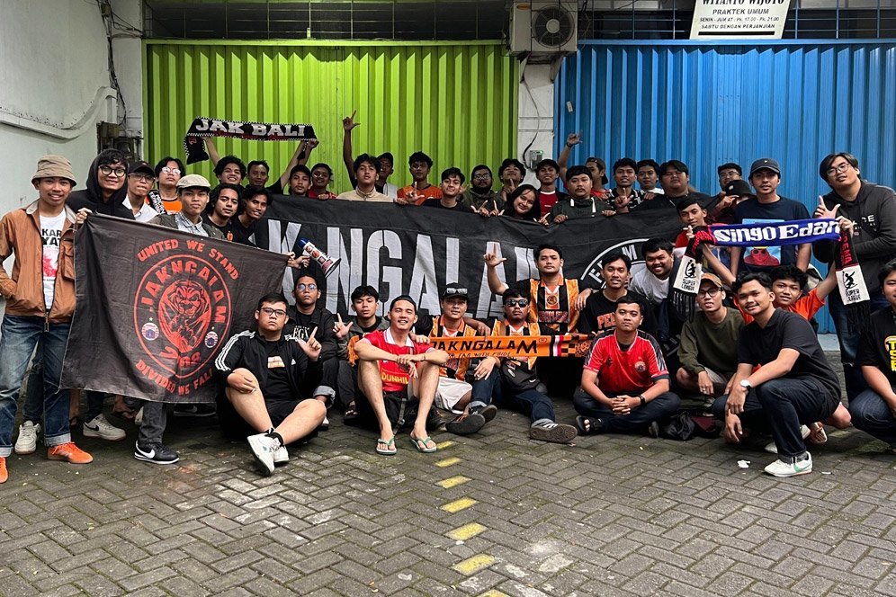 The Jakmania yang berada di Malang seringkali menonton laga BRI Liga 1 yang melibatkan Persija Jakarta di Kopi Ortu Malang. (c) Kopi Ortu untuk Bola.net