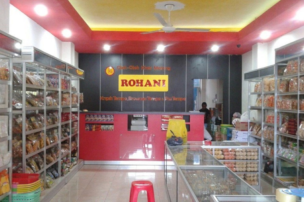 Penampakan dalam toko Rohani pada tahun 2017 dengan etalase dipenuhi bungkusan keripik tempe. (c) dok.keripiktemperohani