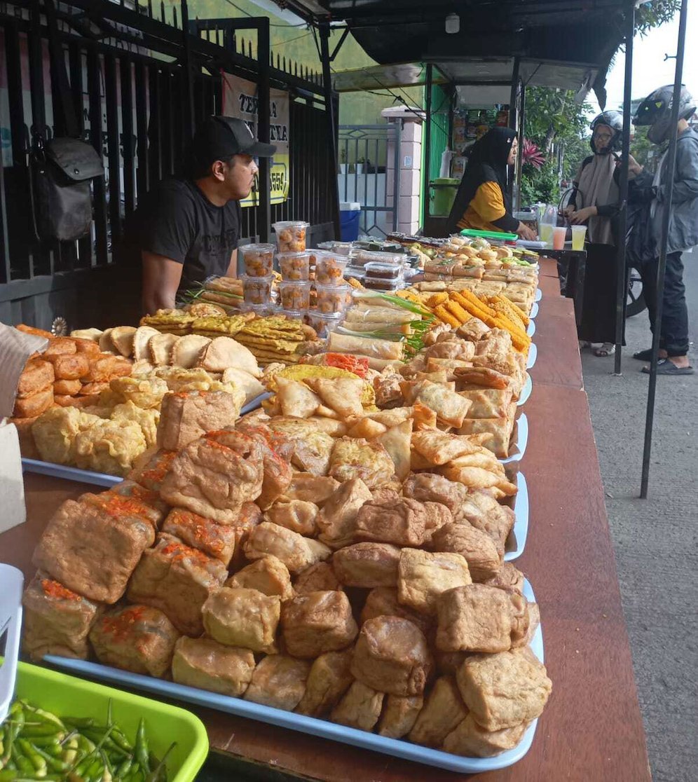 Beragam kue dan jajanan yang diproduksi Werno Werni Eatery, Snack & Coffee (c) Dok. Werno Werni