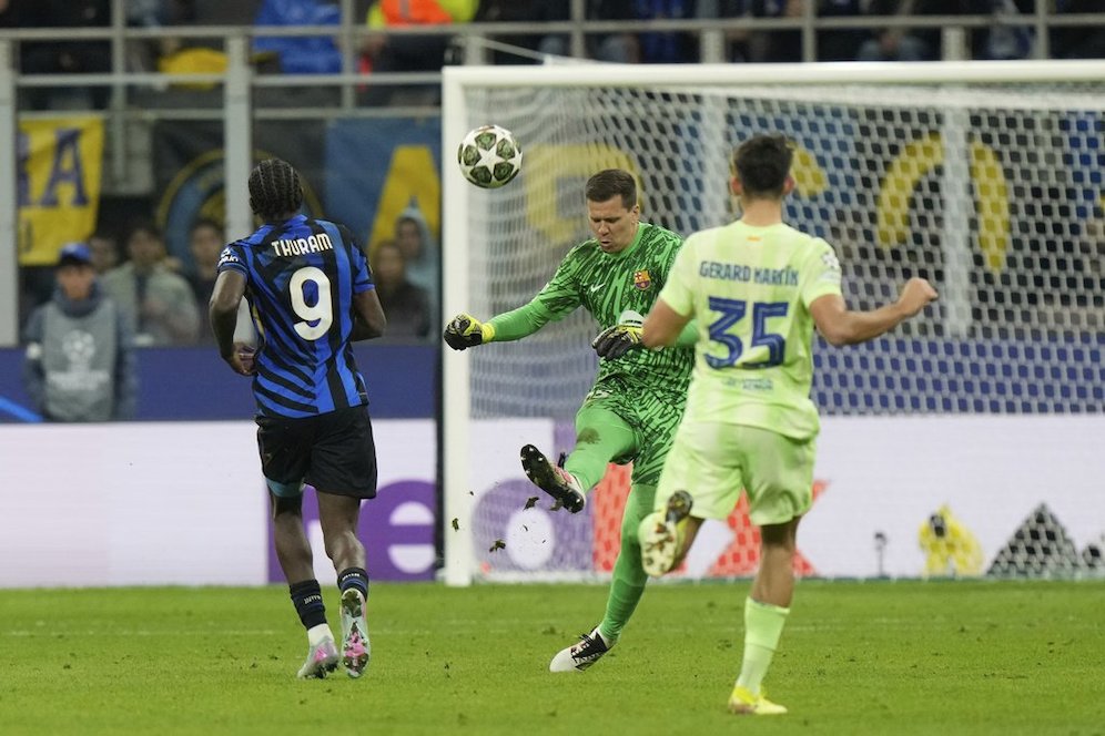 Salah satu aksi kiper Barcelona, Wojciech Szczesny saat melawan Inter Milan di leg kedua semifinal Liga Champions 2024-2025 di San Siro. (c) AP Photo/Luca Bruno