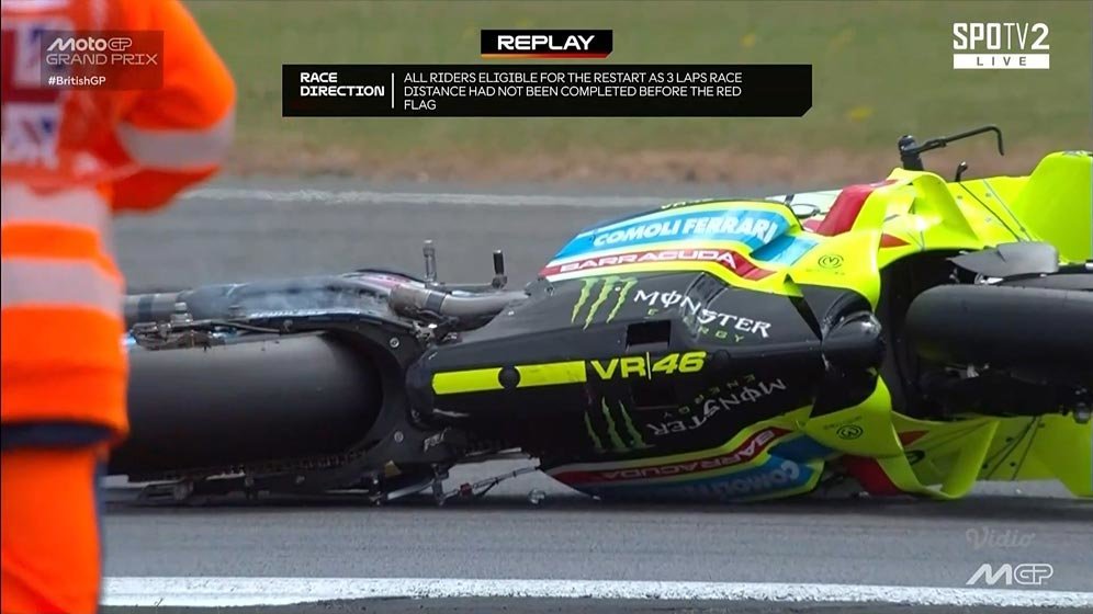 Motor Ducati Desmosedici GP24 milik Franco Morbidelli mengeluarkan asap, tanda kebocoran oli, dalam MotoGP Inggris 2025. (c) Dorna Sports/MotoGP/Vidio