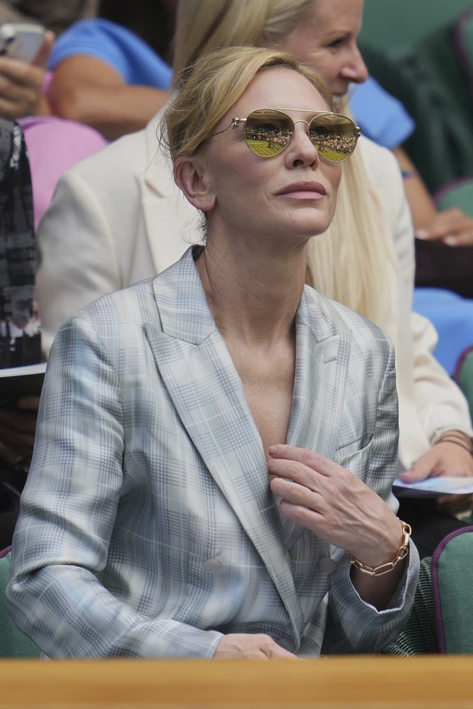 Aktor Cate Blanchett duduk di Royal Box tenis Wimbledon 2025. (c) AP Photo/Kin Cheung