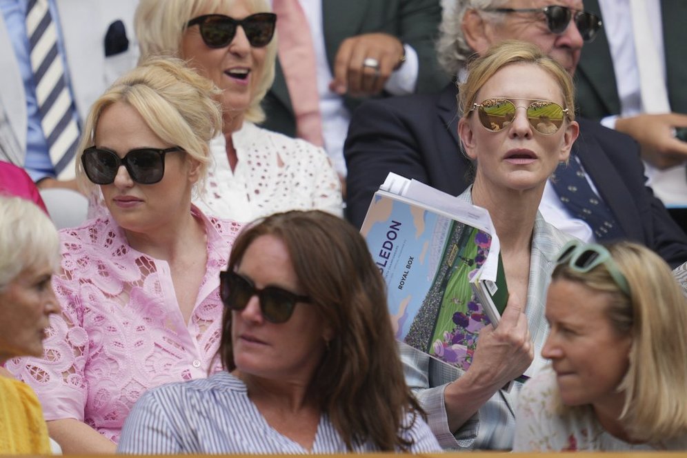 Rebel Wilson (kiri) duduk di sebelah Cate Blanchett (kanan)di Royal Box Wimbledon 2025. (c) AP Photo/Kin Cheung