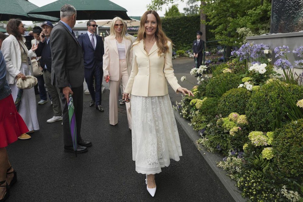 Aktor Leslie Mann tiba di hari ketiga Wimbledon 2025. (c) AP Photo/Alastair Grant